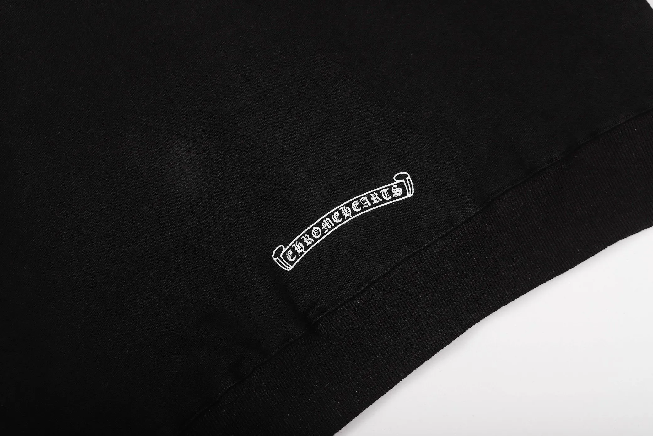 Q26—P230 -Chrome Hearts/Chrome Hearts printed zipper sweatshirt cardigan jacket -420 grams of high-density, high-quality wool, soft, delicate and skin-friendly, soft and silky to the touch, warm and skin-friendly -The hardware zipper accessories are all customized and full of details -Colour: black -Size: S M L XL